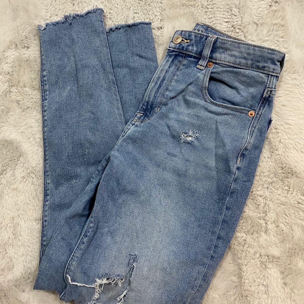 Light wash American Eagle Mom Jeans